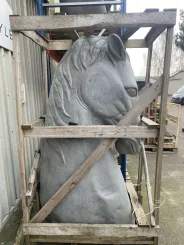 Kopf eines Pferdes aus Riverstone, nach unten blickend. 205cm Höhe. 